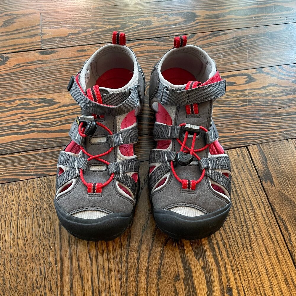 NWOT Boys Big Kid Keen CNX Sandals Size 3